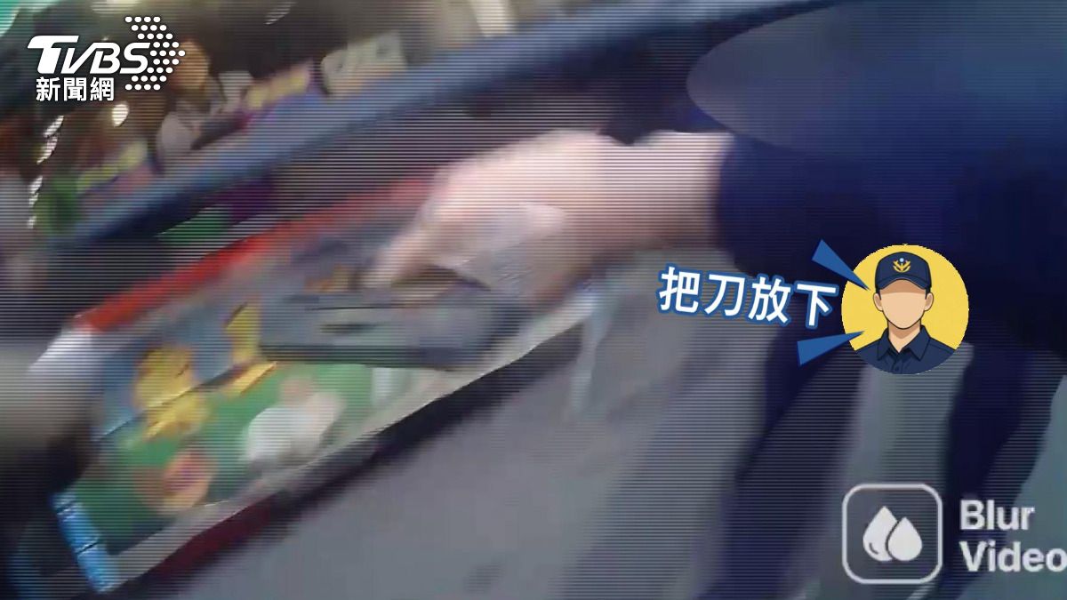 南苗市場持刀砍警案！最危險第一視角曝　受傷警遭攻擊全記錄。(圖／警方提供)