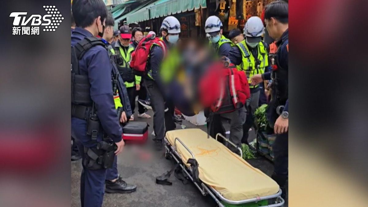 衛生局列管的身心障礙患者持刀借手機遭拒後，與警方對峙並攻擊到場處理的員警。(圖／警方提供)