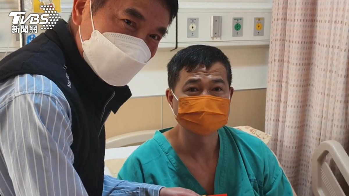 羅姓男子當下撲上前是為了幫助警察不要受傷。警方共開2槍擊中嫌犯，但流彈也誤傷了羅姓男子的手掌。(圖／警方提供)