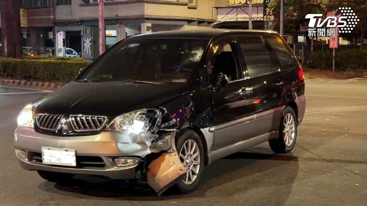 經員警到場了解,事故為一輛普通重型機車與一輛自小客車擦撞。(圖/TVBS)