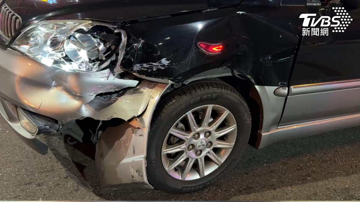 李男無照騎車及闘紅燈,將依據道路交通管理處罰條例第21條、第53條規定,最高共處新台幣4萬1400元罰鍰。(圖/TVBS)