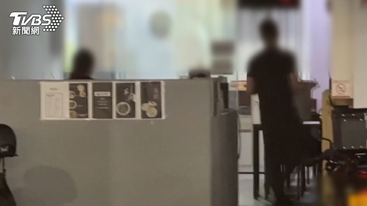 男吃飯突遭刺傷。(圖/TVBS)