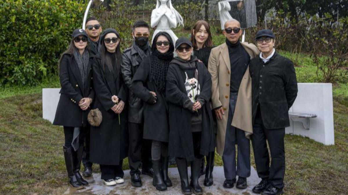 吳佩慈(左起)、黑人陳建州、范瑋琪、許雅鈞、小S、范曉萱、賈永婕、具俊曄、蔡康永。（圖／經紀公司提供）