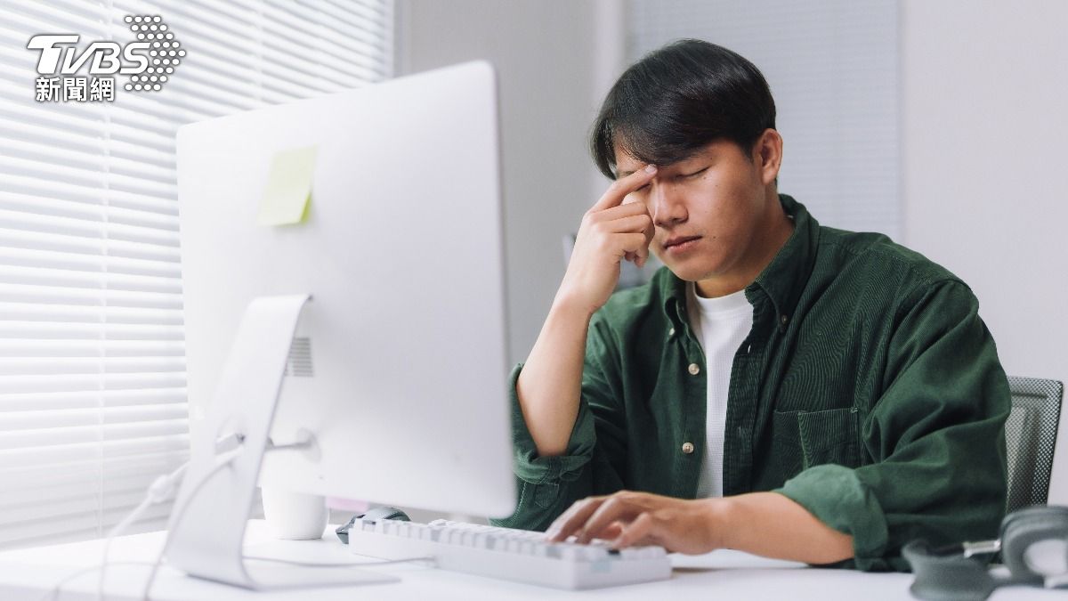 8成上班族眼不適！乾眼症「4大自測」指標　醫：1情況速就醫