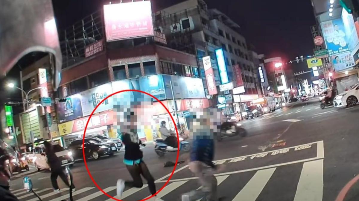 陳男(紅圈)當街追砍民眾。(圖/翻攝自台南大小事)