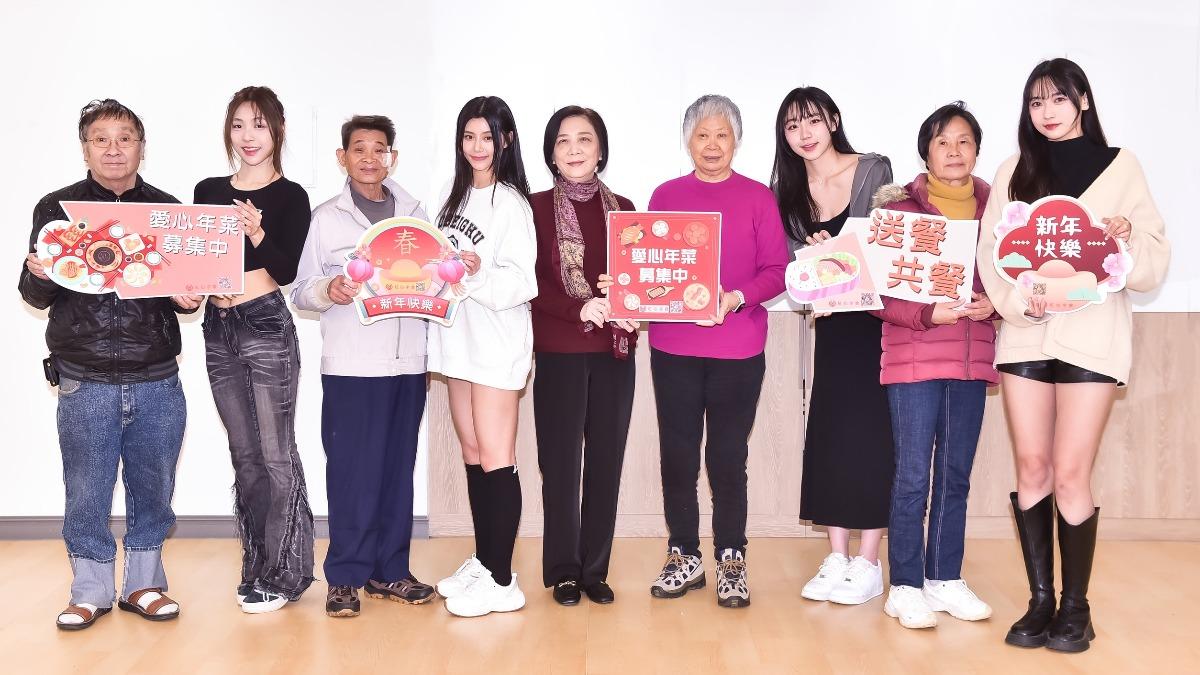 女孩們與長輩一起號召民眾響應捐年菜。(圖/紅心字會提供)