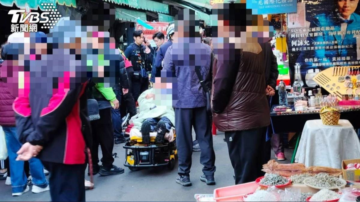 鍾姓男子在傳統市場內揮刀襲警,被員警開槍擊斃。(圖/TVBS)