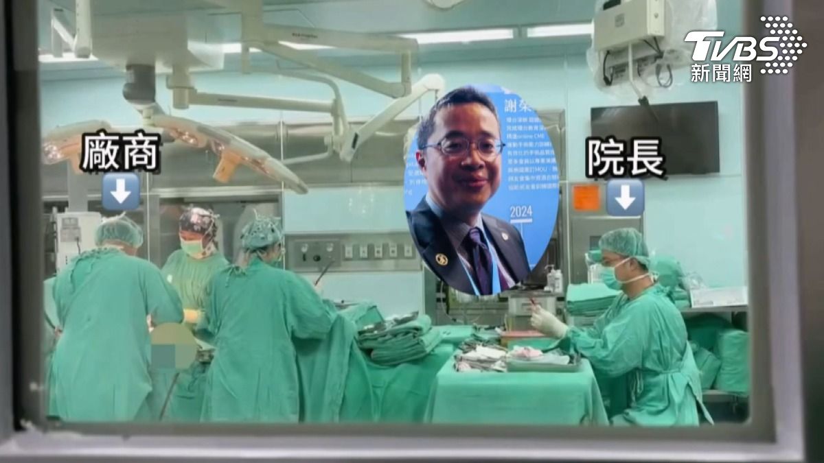 拍攝民眾指控,手術台上背對鏡頭的男子是醫材廠商,原本該執刀的醫院院長卻坐在畫面的右邊,被指控找人代刀。(圖/TVBS)