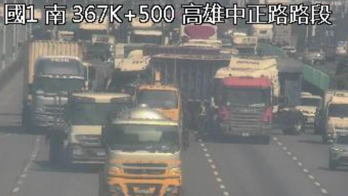現場三輛大車發生追撞事故。（圖／TVBS）