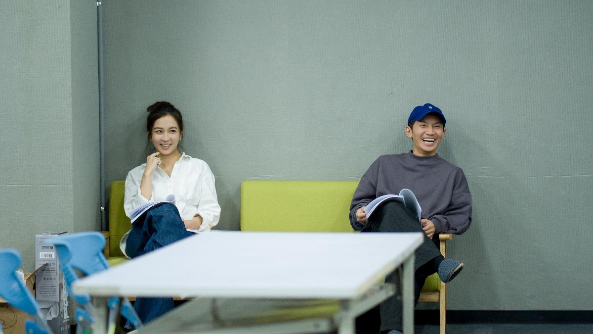 周曉涵(左)、蔡昌憲首度合作。(圖/艾彼新創股份有限公司提供)