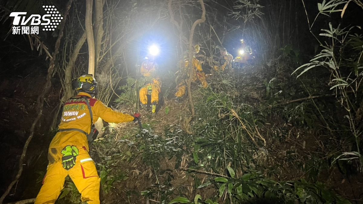 劉銘傳隧道山路崎嶇,搜救人員深夜在竹林中搜索。(圖/TVBS)