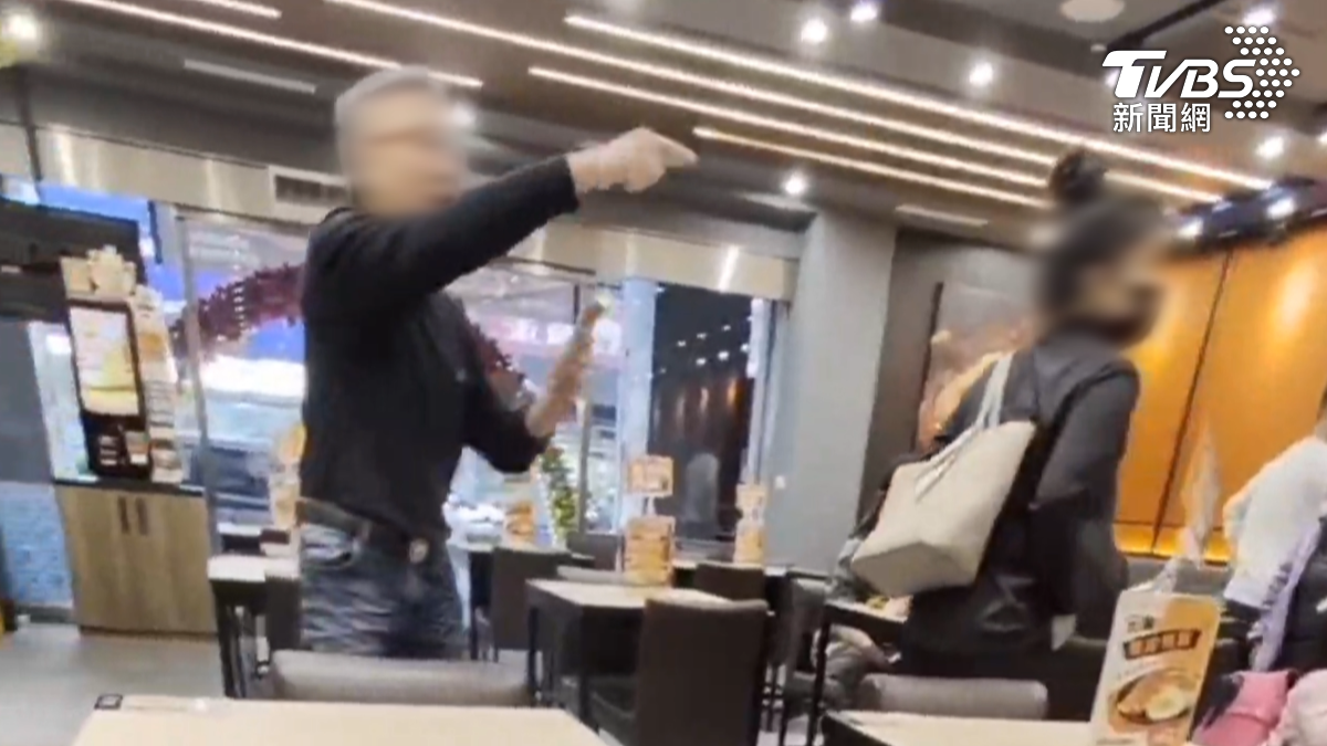 白髮男子在店內大聲叫囂,揚言要對其他客人提告,同行女子也在一旁幫腔。(圖/TVBS)