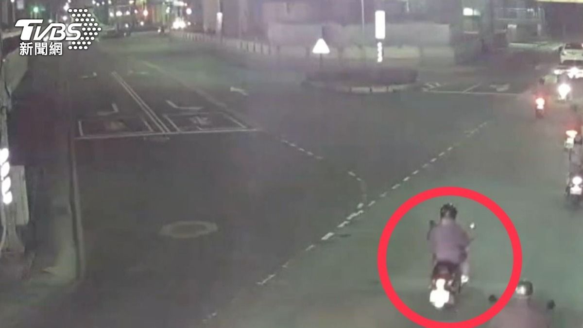 王姓孕婦騎車不明原因自撞,傷重不治。(圖/TVBS)