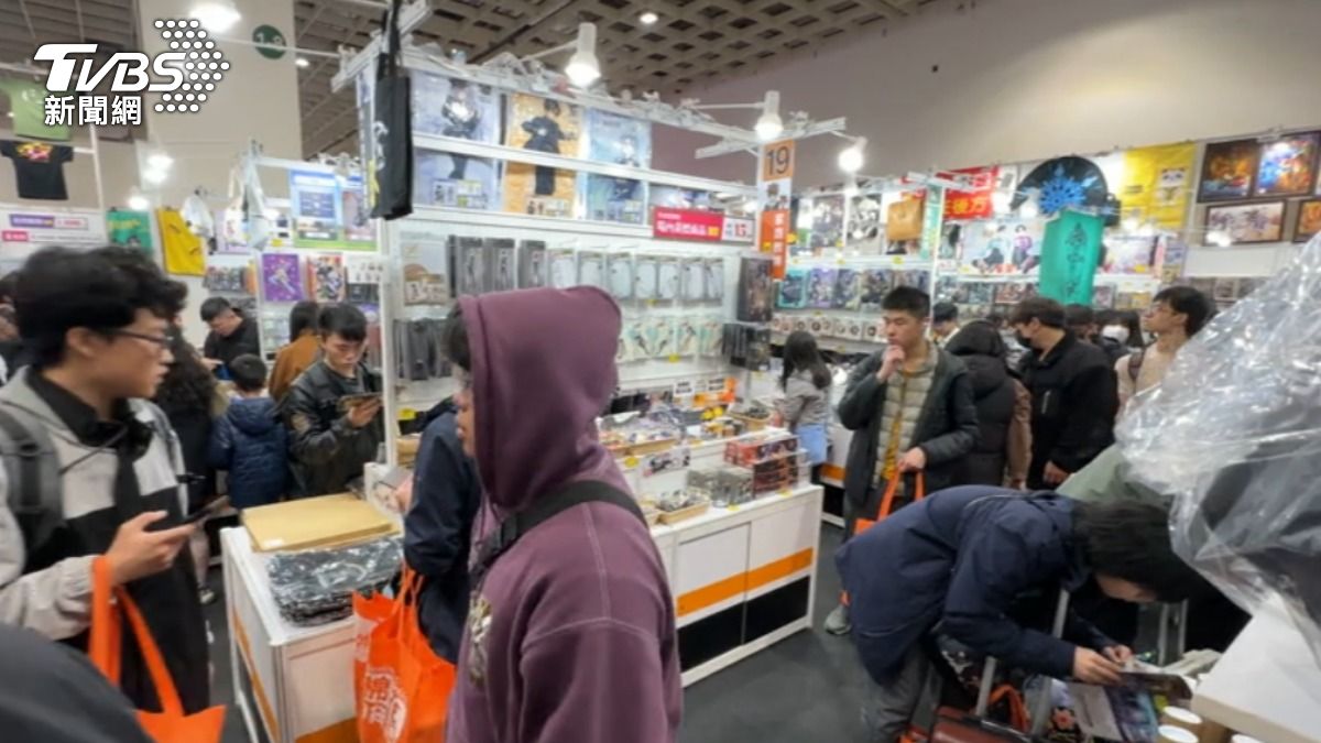 動漫節吸引粉絲購買周邊。（圖／TVBS）
