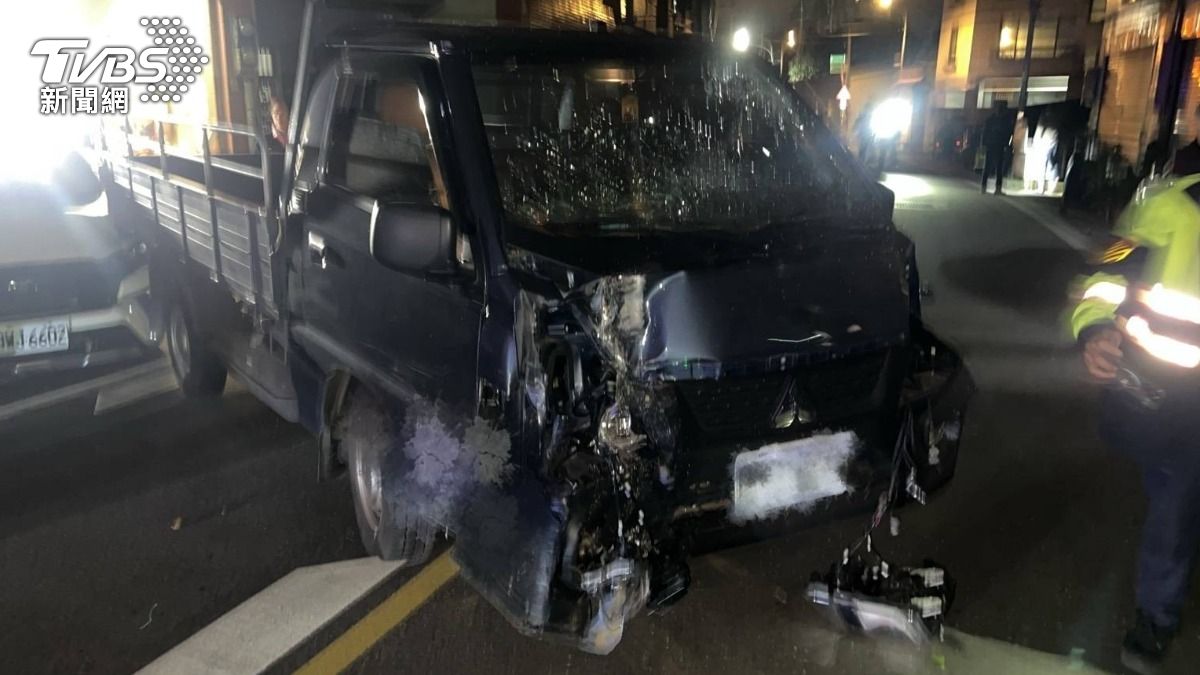 肇事車輛車頭嚴重毀損。(圖/TVBS)
