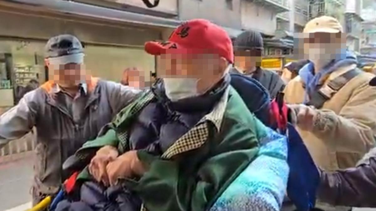 賴男被家屬帶上車離開現場,賴姓看護事後赴警局提告並申請保護令。(圖/民眾提供)