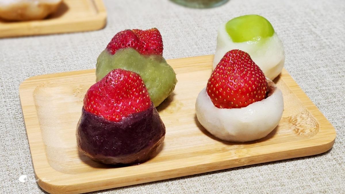 大草莓麻糬有原味、抹茶和紫米3種,顏色繽紛又好吃。(圖/Sweet Tina 樂在生活分享)