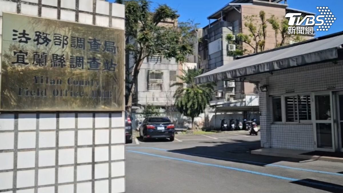 父子倆涉幽靈連署、洩密,遭帶至調查站訊問。(圖/TVBS)