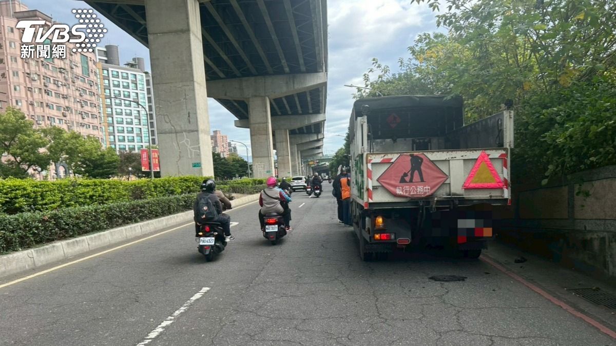 快訊/三重死亡事故!騎士追撞環保局公務車慘死 2清潔員也被撞