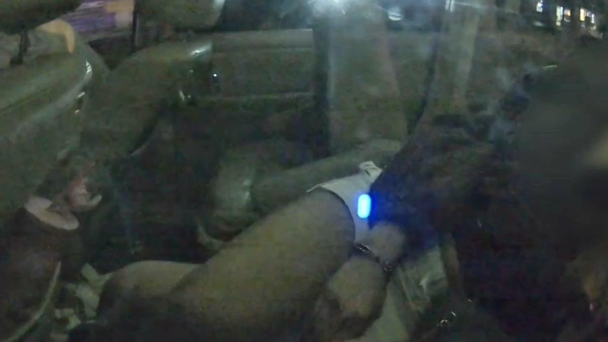 警方盤查後座泰國籍女子身份時,女子神色異常且消極配合。(圖/花蓮分局提供)