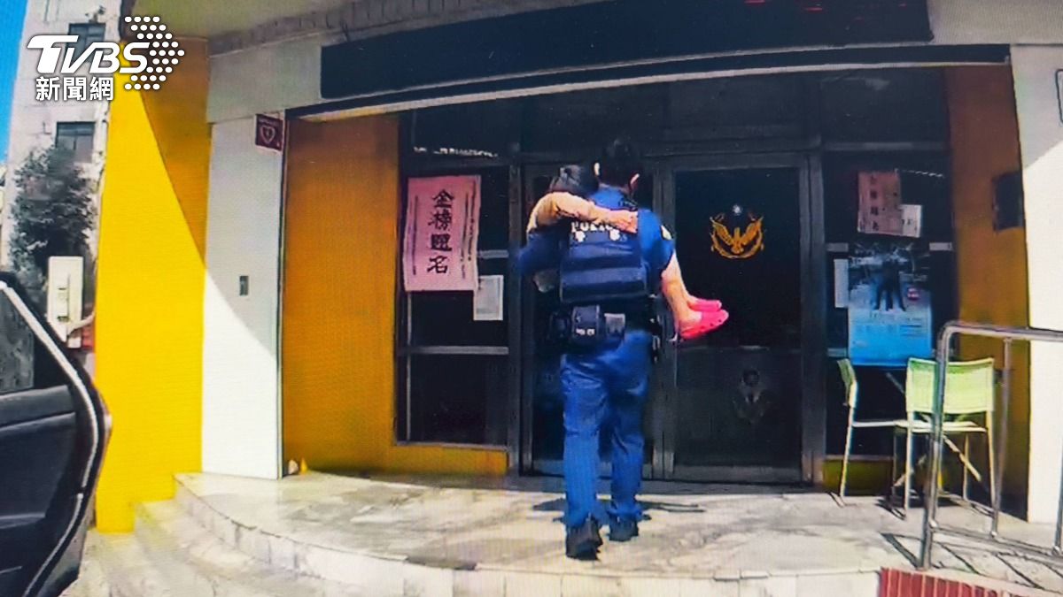甲你攬牢牢!9旬奶奶闖快車道 高雄警霸氣「公主抱」超暖背影曝