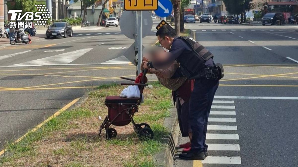 92歲吳姓老婦推助步器逆向行走於快車道。(圖/TVBS)