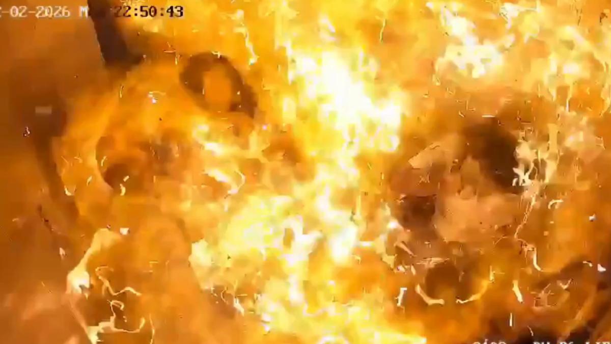氣球爆炸成巨大橘紅色火球。（圖／翻攝Ｘ@TimesNow）