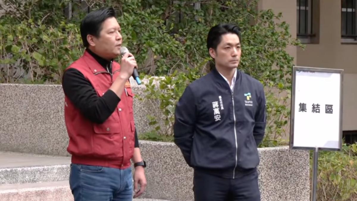 新北市副市長朱惕之（左）與台北市長蔣萬安（右）進行演練講評。（圖／翻攝畫面）