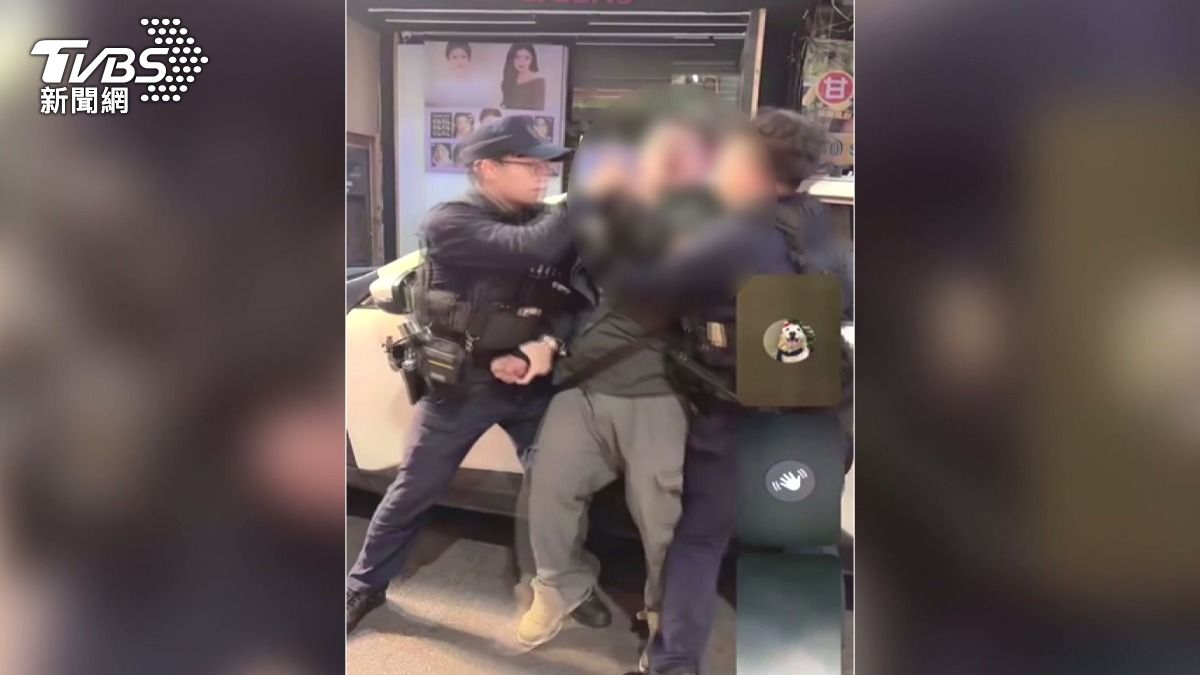 逢甲夜市男控魔術師偷手機!揚言殺人 警一查「在自己包包裡」。(圖/TVBS)