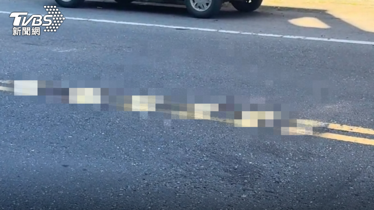 老翁遭撞擊死亡,地面有明顯血跡。(圖/TVBS)