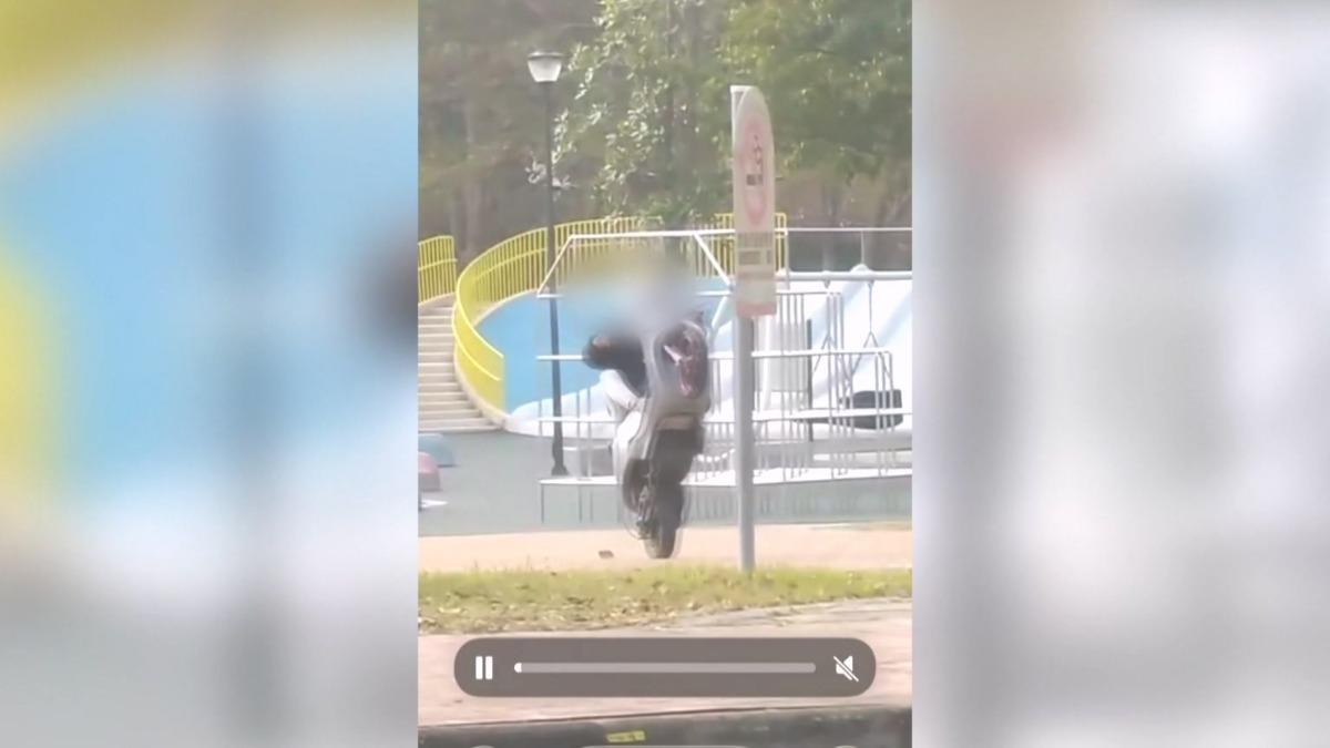 苗栗公園驚見「電動車壓力測試」!翹孤輪繞圈。(圖/FB 苗栗大小事)