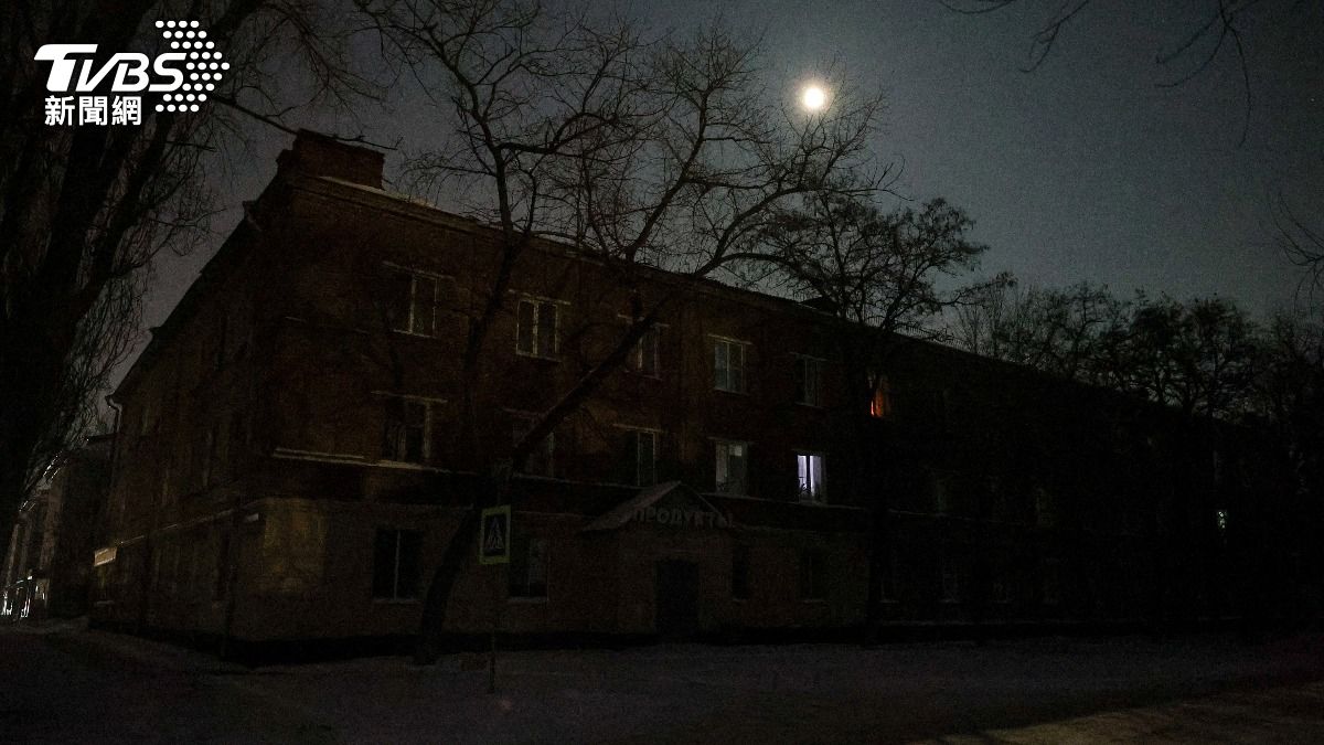 俄羅斯貝爾哥羅德住宅區停電,當局稱是烏軍導彈攻擊能源系統所致。(圖/達志影像路透社)