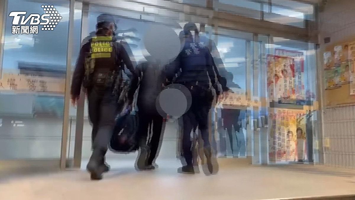 嫌犯被帶回派出所時,手中仍緊抓著犯案時所攜帶的背包。全案已依恐嚇公眾罪及傷害罪移送法辦。(圖/TVBS)