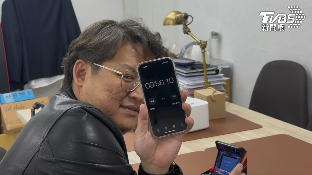 國民黨立委黃建賓玩電動只撐56秒。(圖/陳怡潔攝)