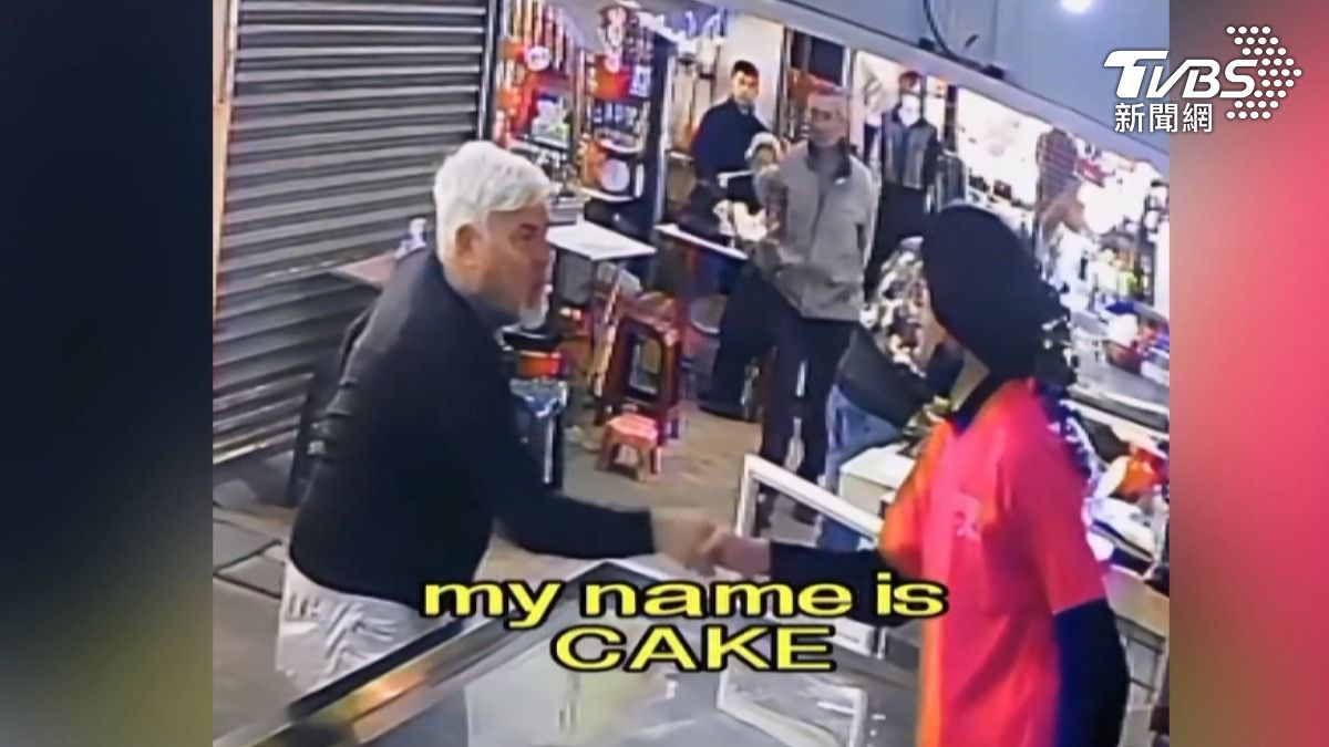 當外國遊客問起他的名字時，高楨傑回答「Cake」，還怕對方聽不懂，直接唱起生日快樂歌。（圖／TVBS）