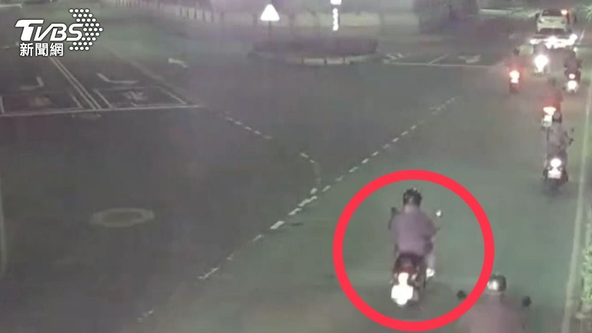 王姓孕婦騎車返家時自撞，送醫不治。（圖／TVBS）