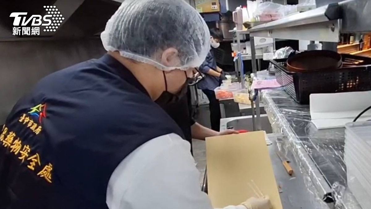 吃完狂吐又拉！台中壽喜燒名店疑「蛋慕斯」食物中毒　市府令停業