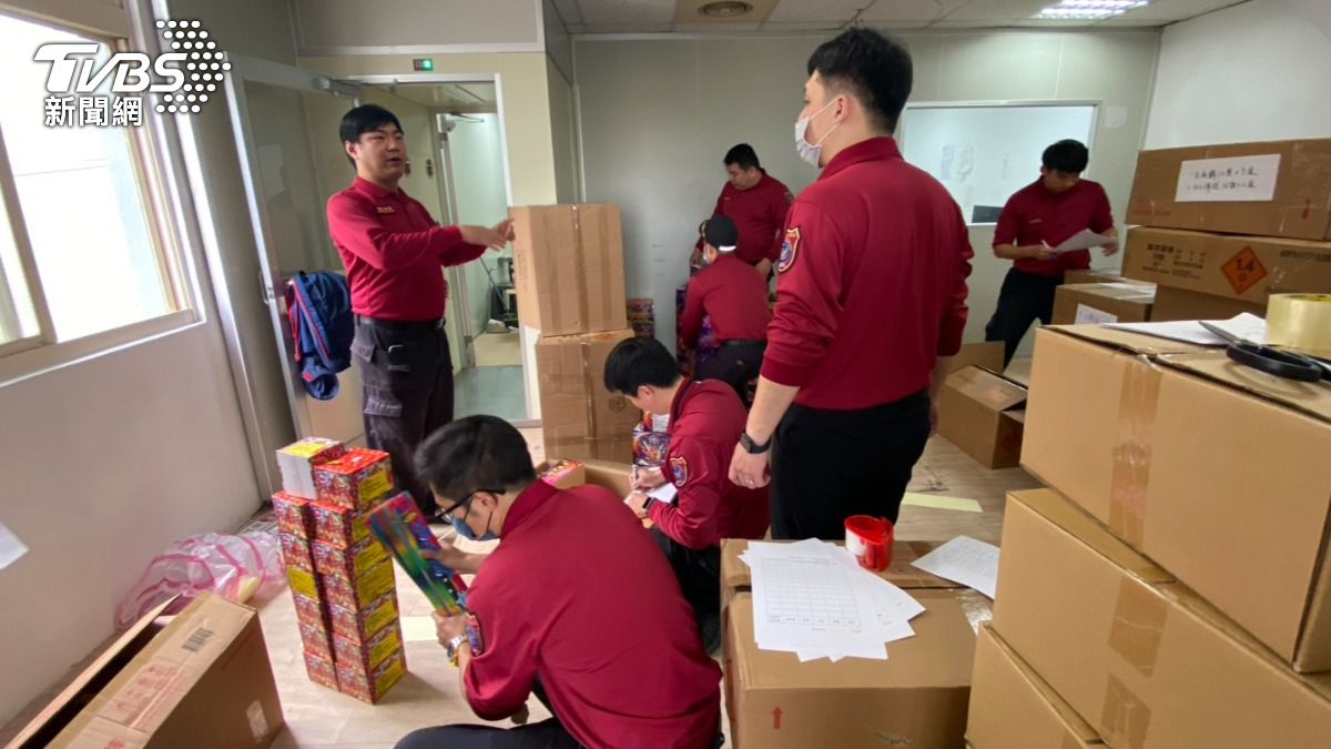 由於爆竹數量超過管制量,警方通報消防處理。(圖/TVBS)