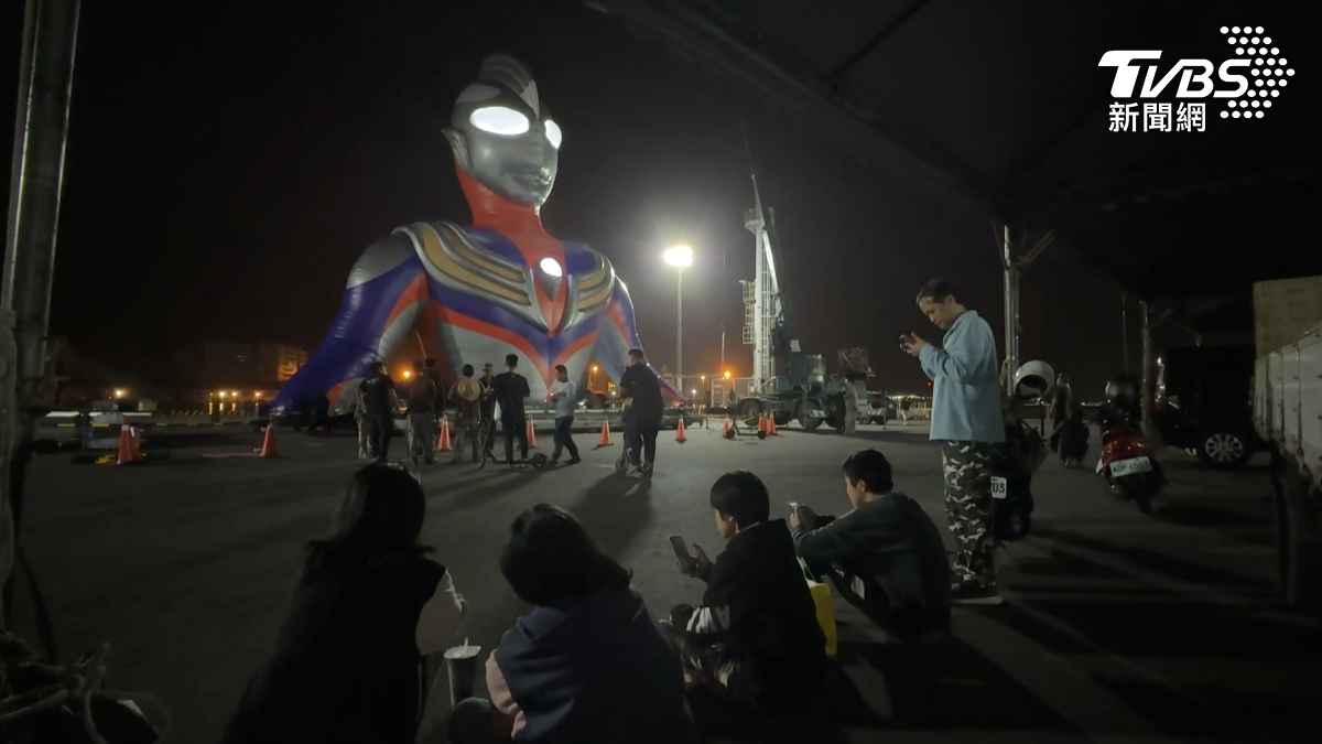 愛河灣也出現巨型的超人力霸王迪卡,充氣完成瞬間變得威風凜凜。(圖/TVBS)