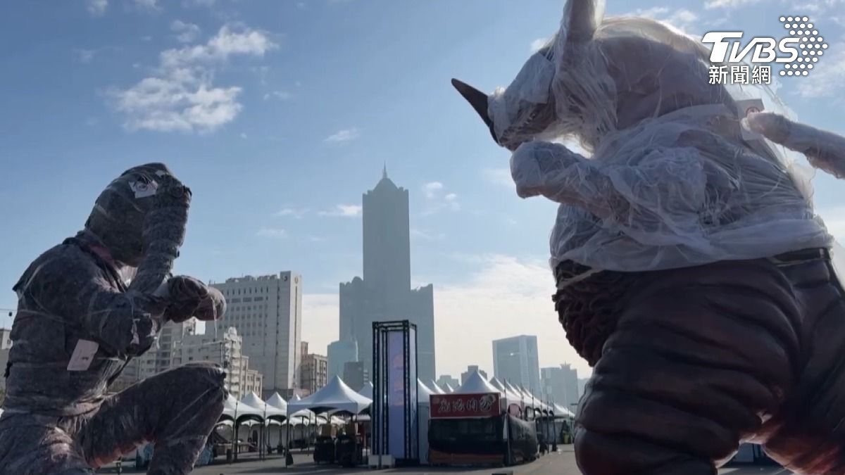 愛河灣還有巨型的哥摩拉大戰超人力霸王場景,不管是大人還是小朋友都為之瘋狂。(圖/TVBS)