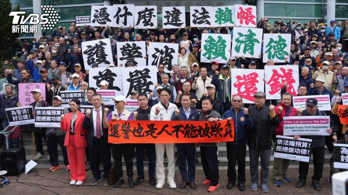 民眾黨與數百名退休警消前往台北高等行政法院遞狀提起團體訴訟。(圖/TVBS)