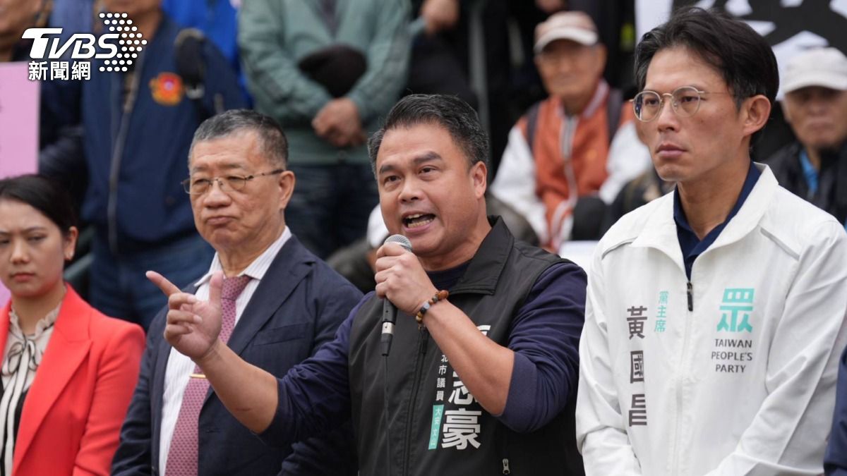 民眾黨與數百名退休警消前往台北高等行政法院遞狀提起團體訴訟。(圖/TVBS)