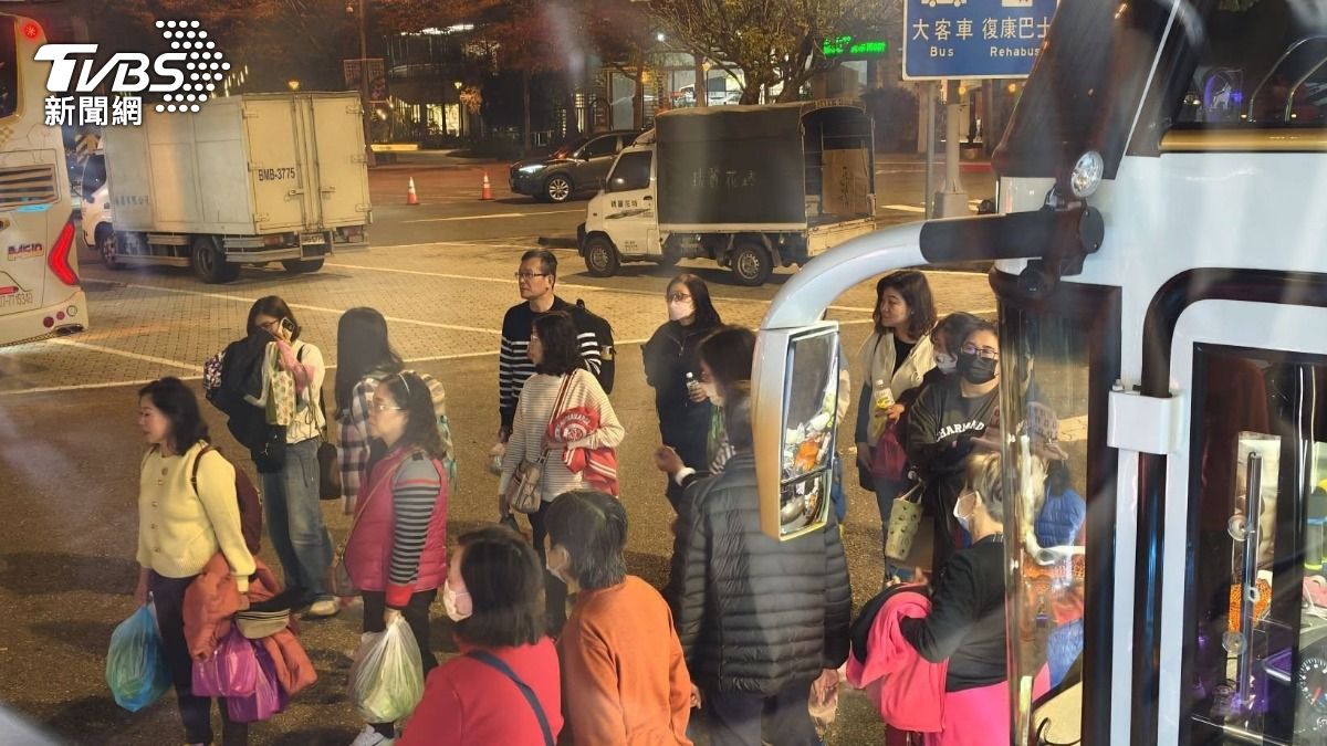 一日遊因為行程延誤,導致遊覽車司機超過法定工時11小時,175人在休息站等駕駛換班。(圖/阿捷的打飯班 旅遊&美食分享 提供)