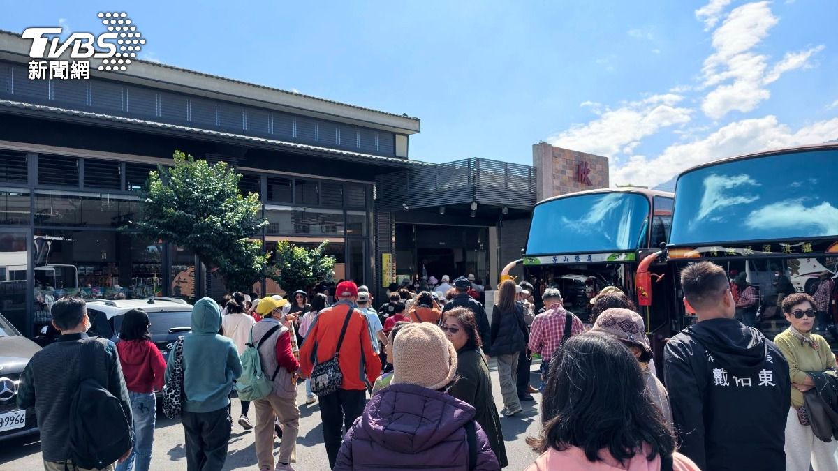 里長得知行程會延誤,聯繫旅行社協助調度車輛,最後只耽誤半小時讓里民平安返家。(圖/阿捷的打飯班 旅遊&美食分享 提供)