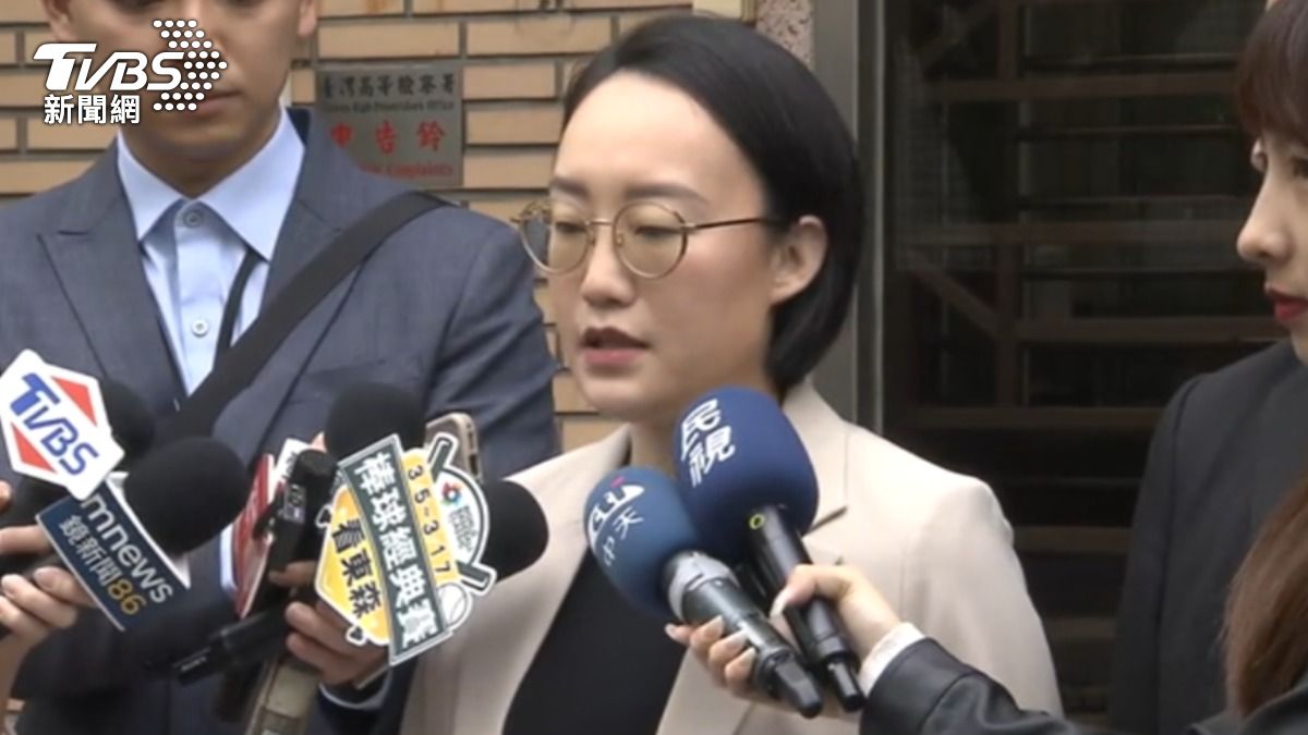 立委徐巧芯大姑劉向婕,涉及詐騙洗錢案,今天三度鞠躬致歉。(圖/TVBS)