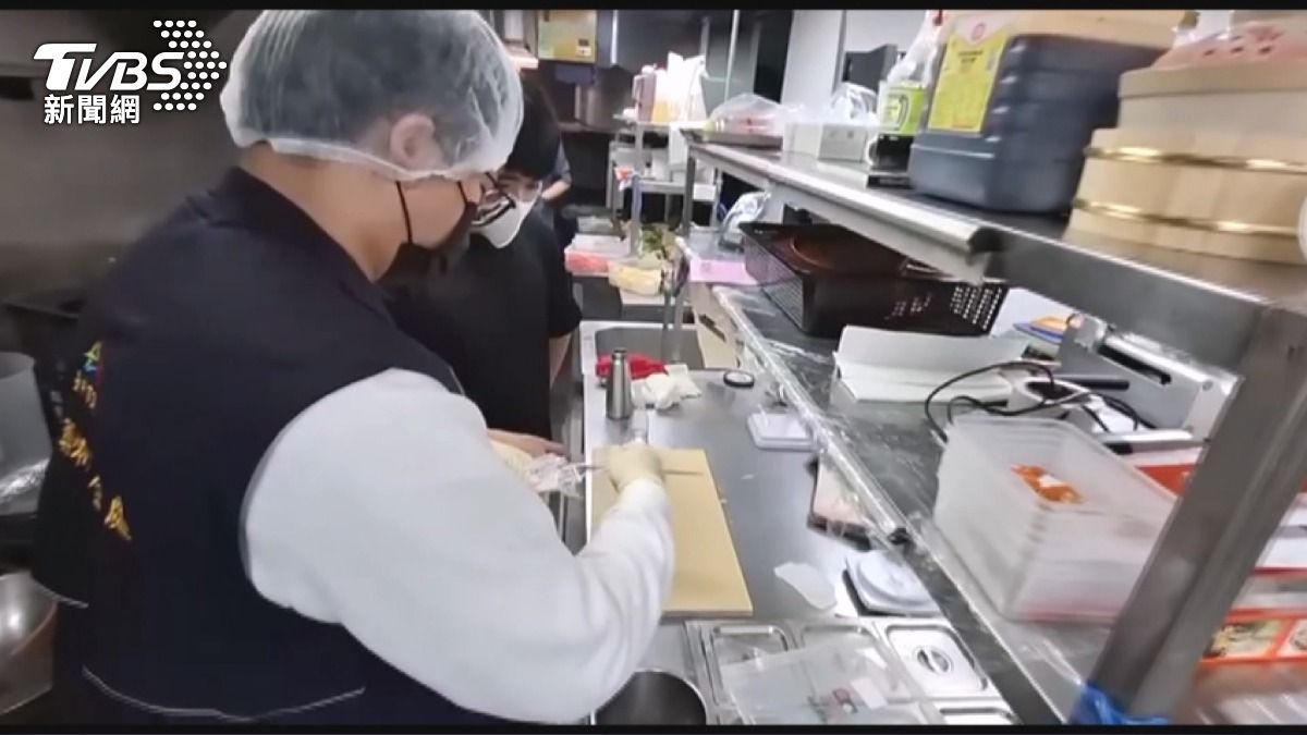 台中市食安處2月3日接獲民眾通報後,便至現場完成稽查。(圖/TVBS)