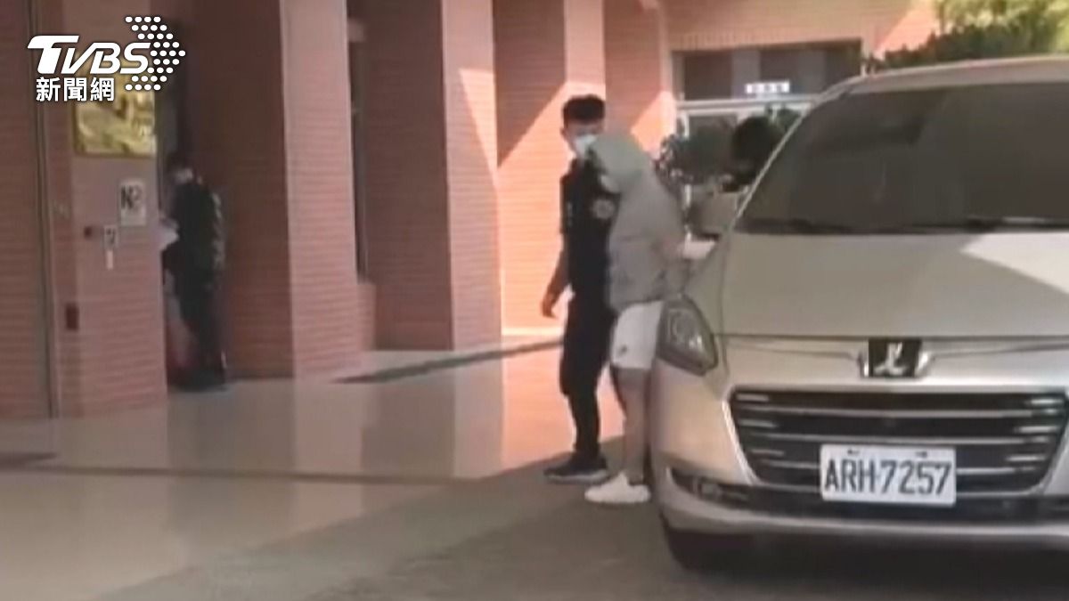 台中茶行遭掃射25槍!17歲少年投案。(圖/TVBS)