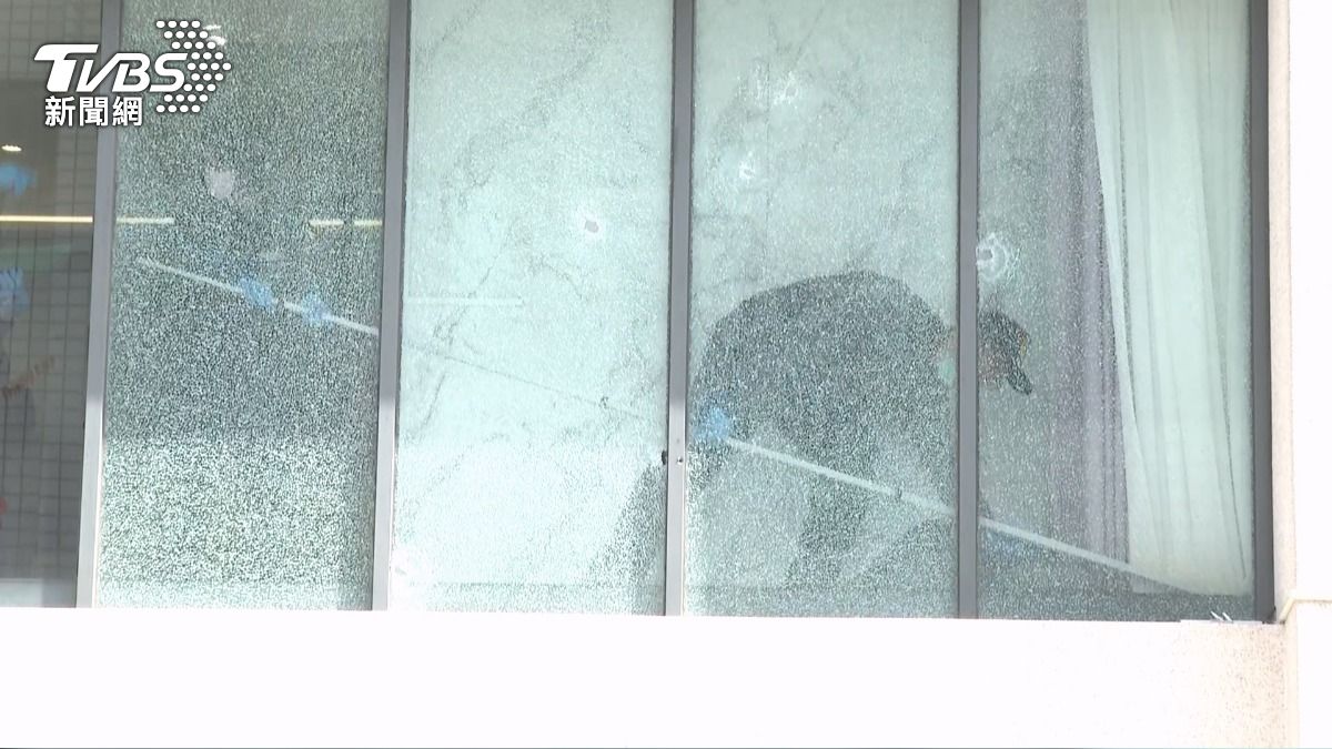 17歲持改造長槍掃射 茶行玻璃全碎。(圖/TVBS)