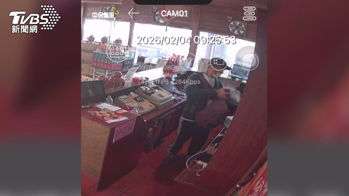 等吃愛心餐竟順手牽羊！男闯餐廳偷酒　監視器全錄下秒被逮。(圖／TVBS)