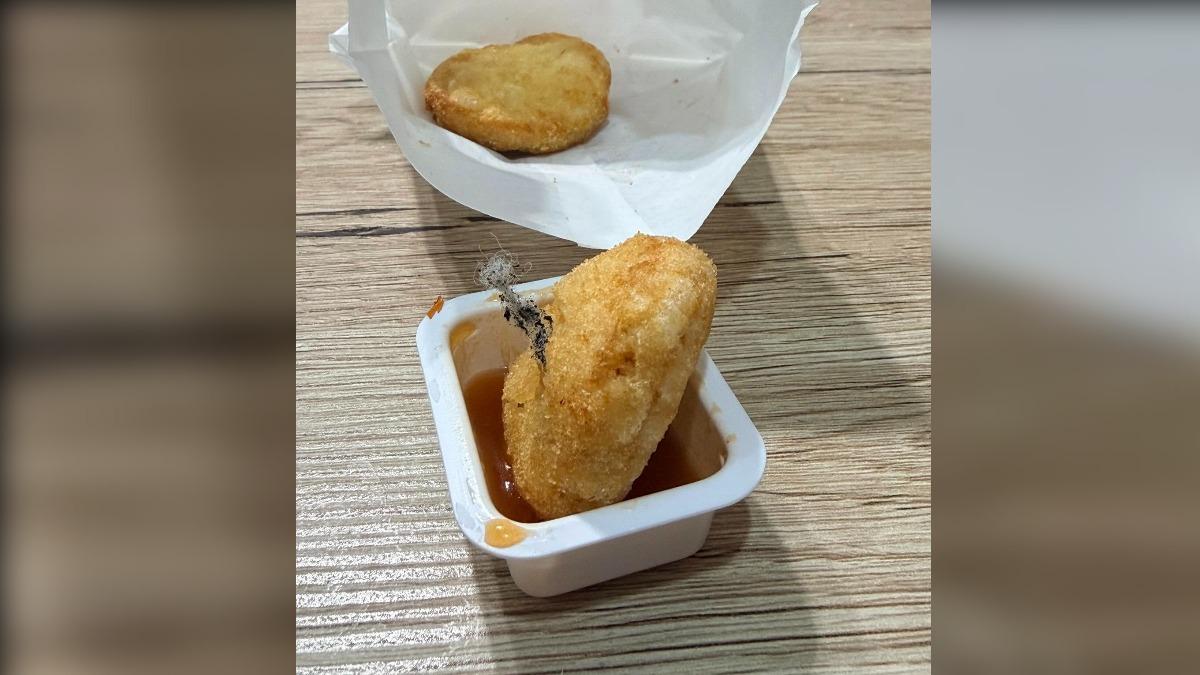 知名連鎖速食店驚見「長毛雞塊」,顧客險吃下肚。(圖/當事人提供)